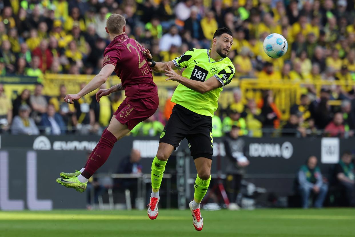 奥格斯堡足球队在训练场上集中备战