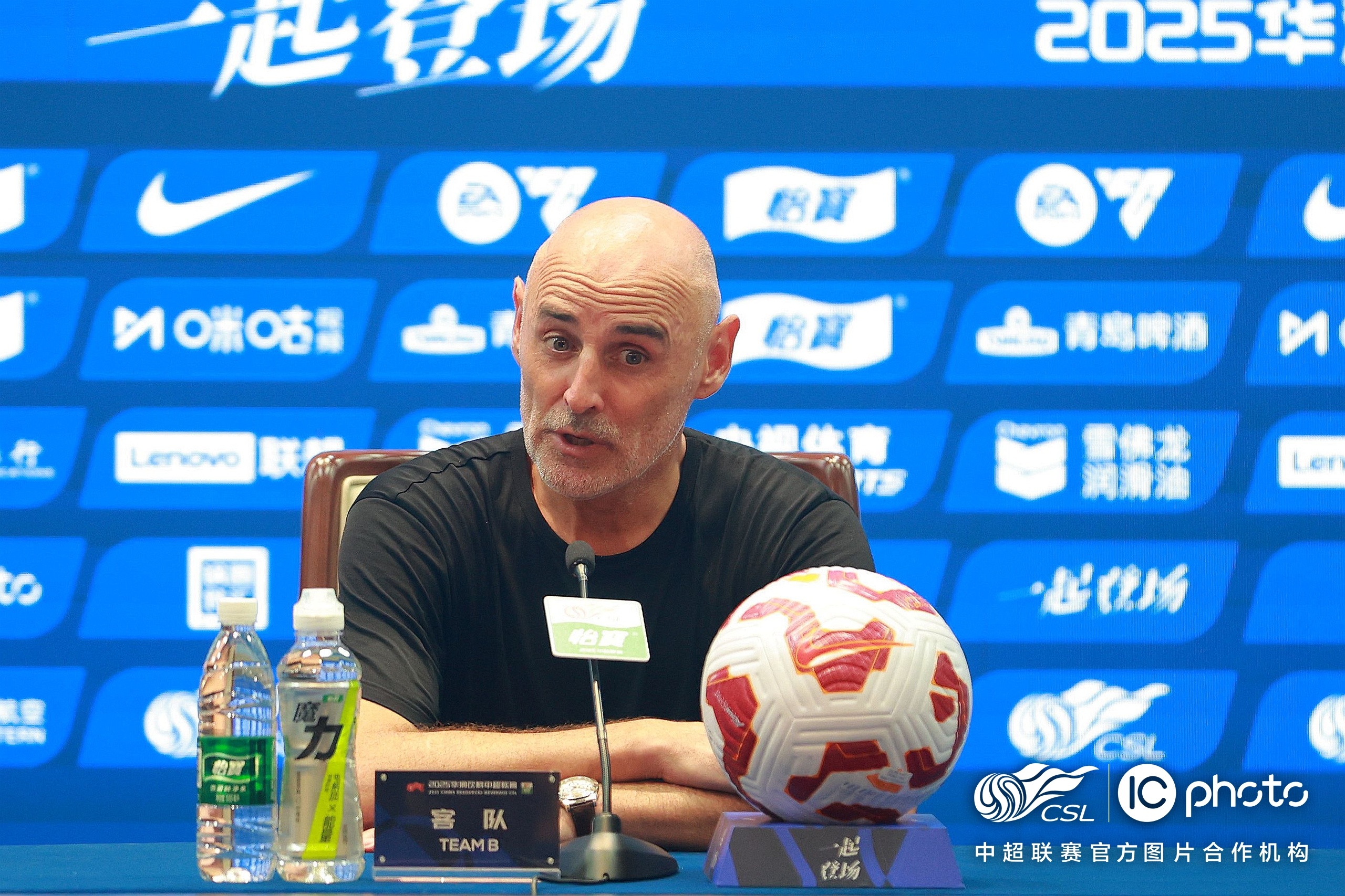 比赛中球员表现抢眼获得主教练肯定 比赛中球员表现抢眼获得主教练肯定