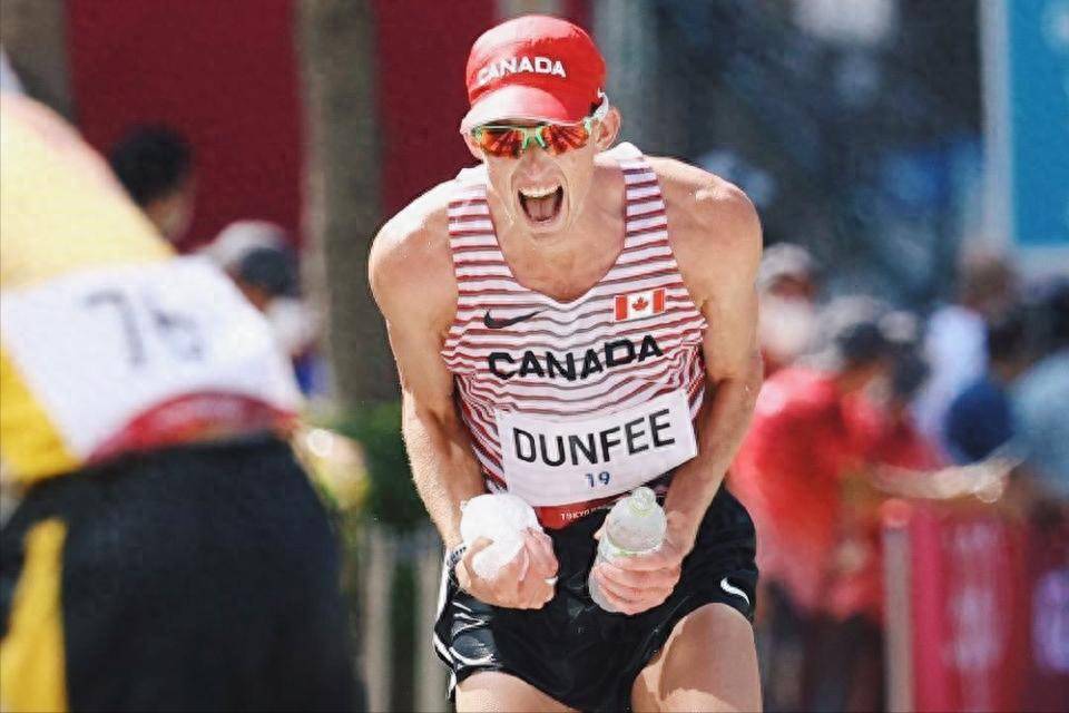 美国田径选手刷新纪录，登顶领奖台