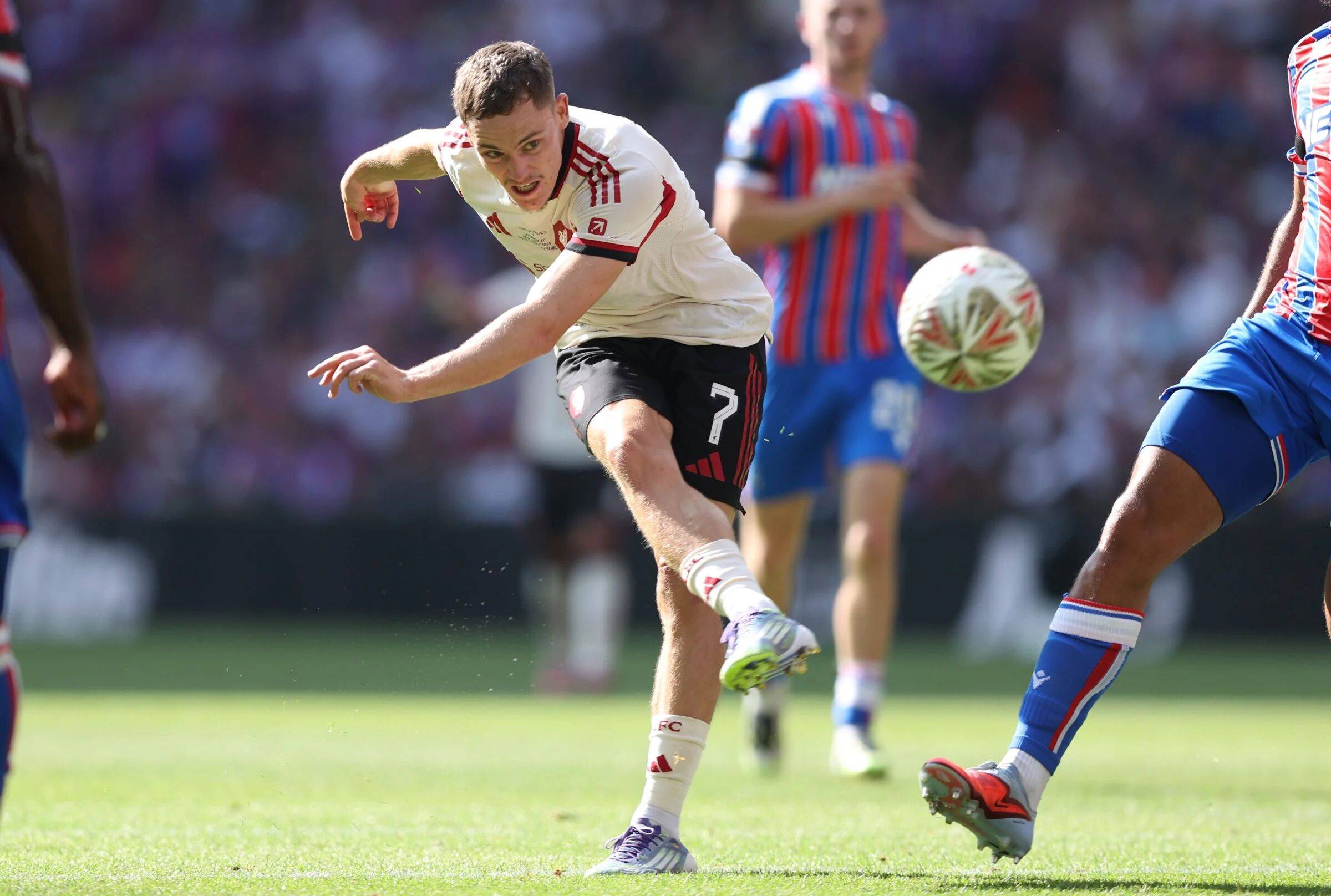 包含利物浦客场大胜水晶宫，拉开积分差距继续领跑的词条