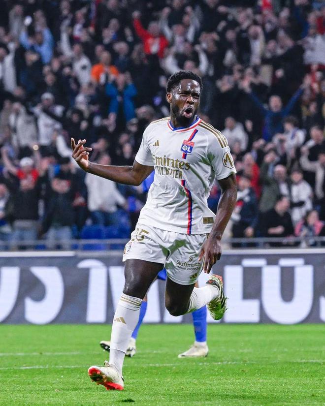 关于亚眠客场大胜尼斯，取得连胜的信息