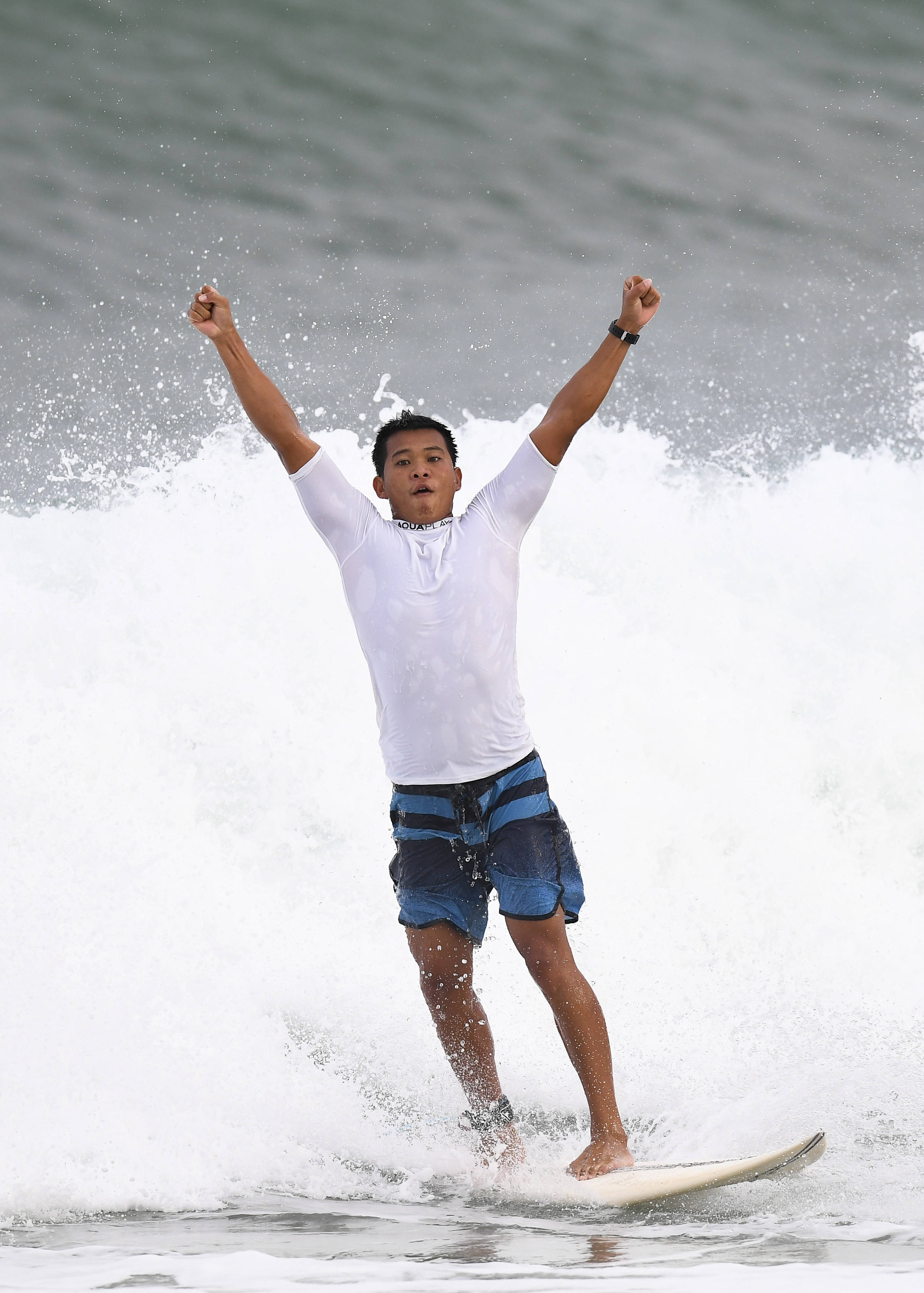 喜庆时刻:冲浪选手欢腾登顶的简单介绍 喜庆时刻:冲浪选手欢腾登顶的简单介绍