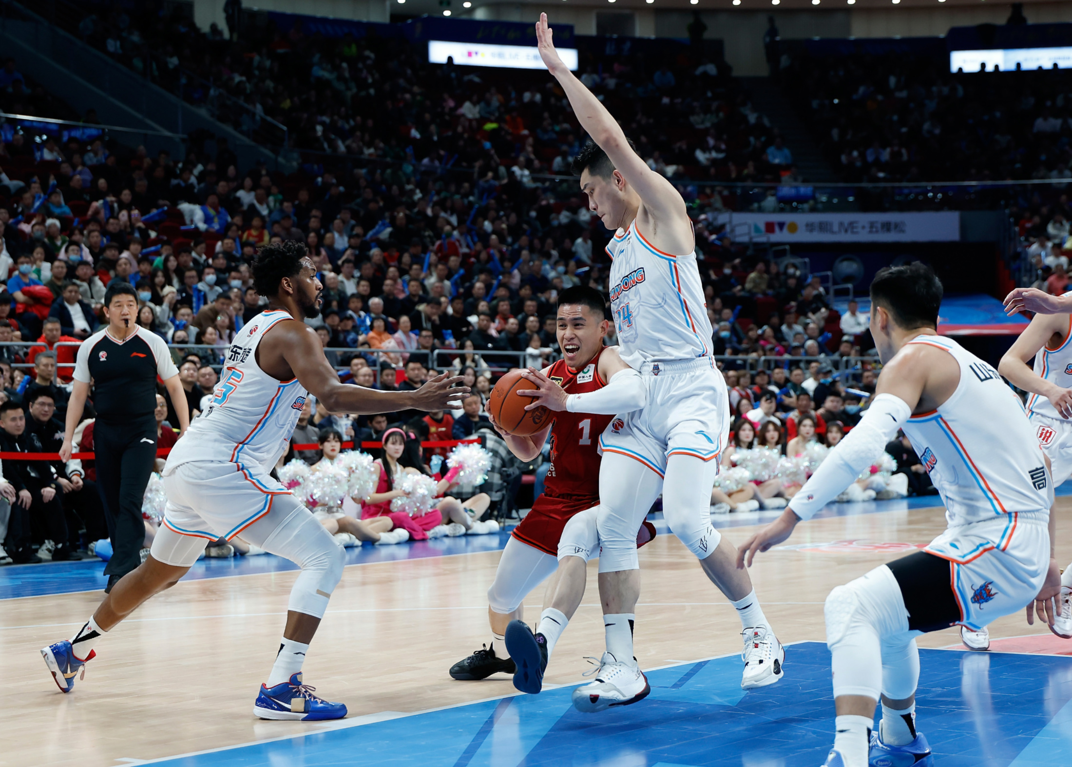 球星表现低迷，球队面临前所未有的挑战