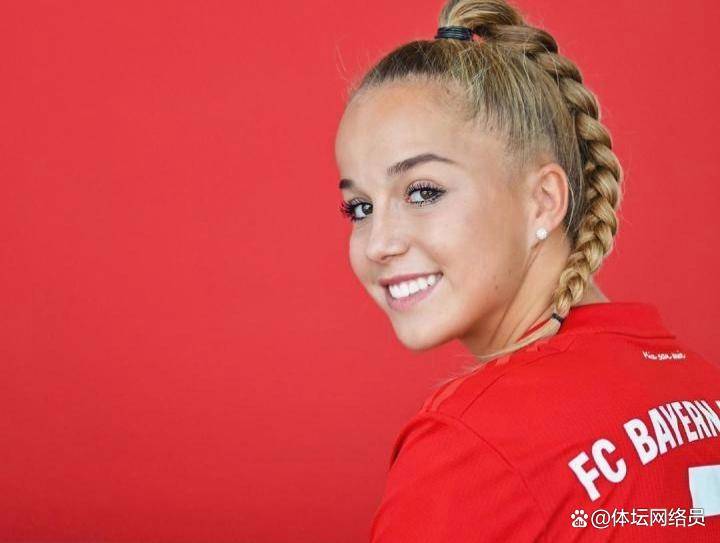 九游体育平台-国际足球赛事中球员的飒爽英姿