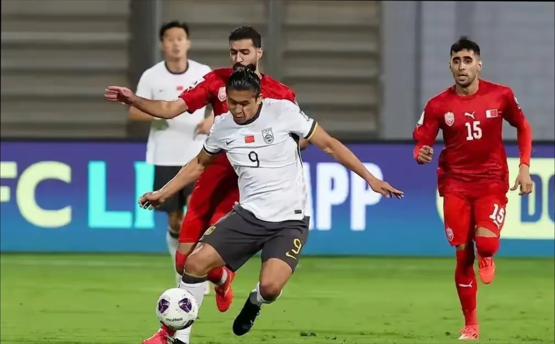 9you娱乐-包含紧张的比赛，球迷们期待双方的精彩表现的词条