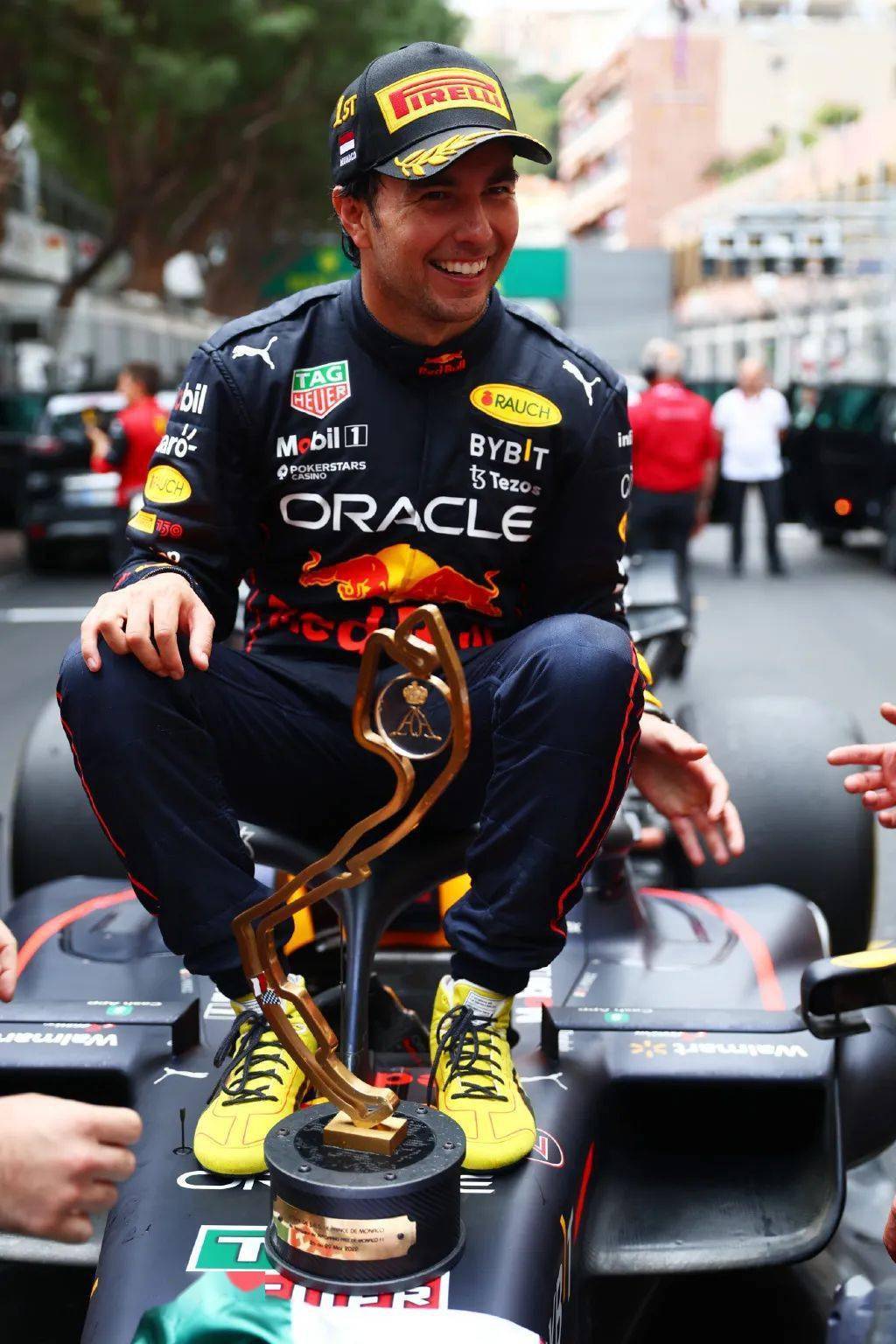 九游体育APP下载-迈凯伦鏖战雷诺车队，佩雷兹点燃赛场的简单介绍