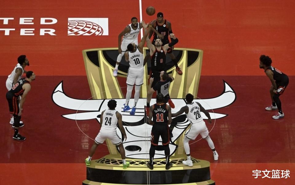 雄鹿鏖战篮网，拉文带队取胜