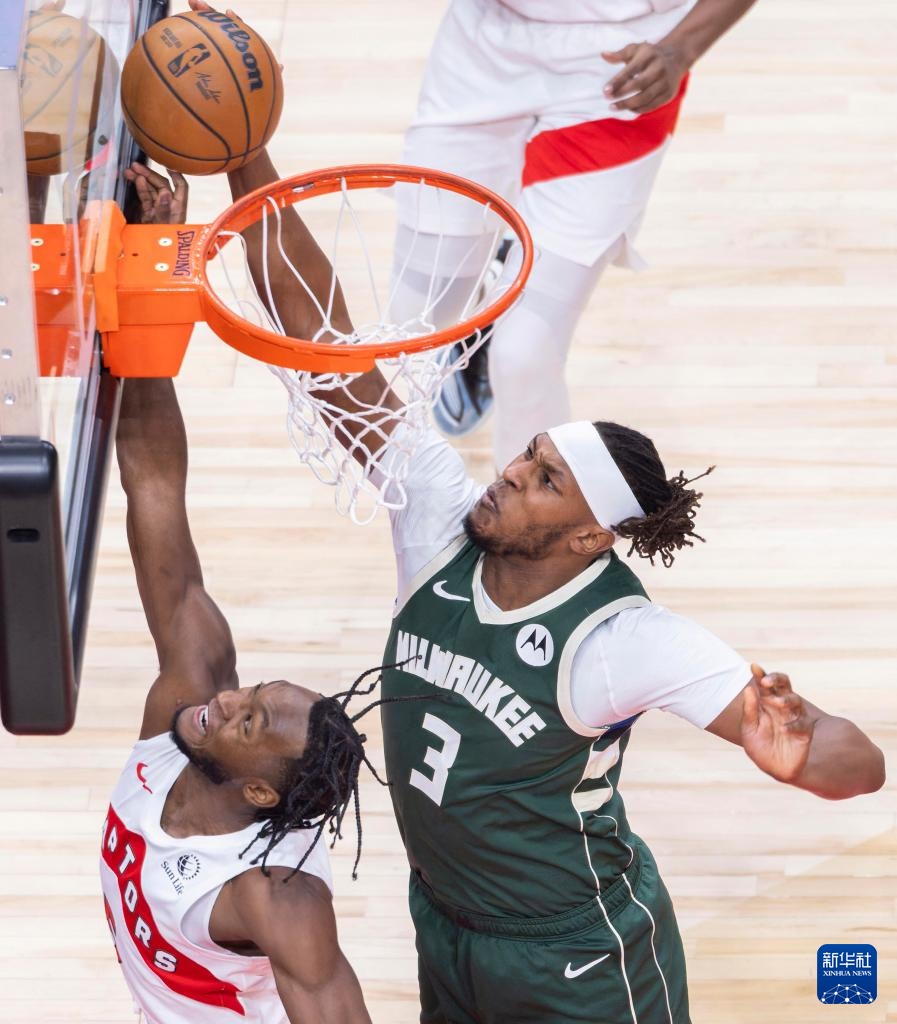 猛龙横扫雄鹿,塔图姆点燃赛场 猛龙横扫雄鹿,塔图姆点燃赛场